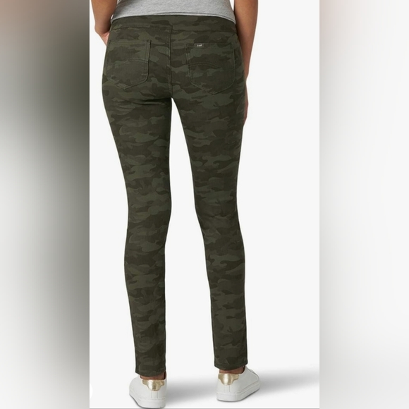 Lee Woman's Sculpting Slim Fit Slim Leg Pull On Jean Camouflage 14 Short - Picture 2 of 6